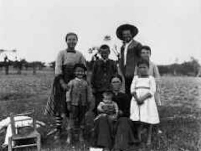 B S/N - (13/5/2000) - P A R A L A H O R M A - Reproducción del libro "La Memória Quieta" - N.P. Zubizarreta, "La familia del peón caminero", 1919 -