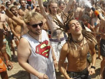 Asistentes al Rototom Festival bailan en el &#039;Sun Beach&#039; instalado en la playa del Torre&oacute;n.