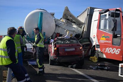 Personal de emergencias junto a los vehículos accidentados.