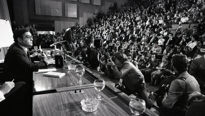 Reporters listening to Interior Minister Rodolfo Martín Villa as he explains the outcome of the referendum. International media outlets sent special correspondents to cover the historic event in Spain.