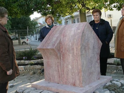 Monolito erigido en Cúllar Vega (Granada) en memoria de Ana Orantes y Encarnación Rubio, asesinadas por sus maridos.