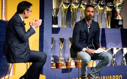 Bartomeu y Navarro, durante la despedida del jugador.