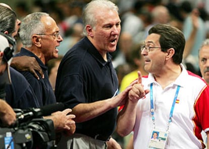 Larry Brown y Gregg Popovich (en medio) discuten con Mario Pesquera sobre el último tiempo muerto de Estados Unidos, cuando su victoria ya era segura.