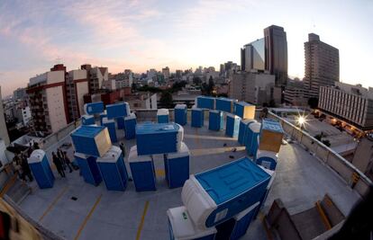 'Stonehenge sanitario'. Estacionamiento del Hotel Sheraton María Isabel, México D.F., México, 2006. Cortesía del artista y kurimanzutto.