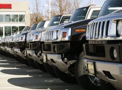 Camionetas del modelo Hummer, fabricadas por General Motors, esperan comprador en un concesionario de Denver (EE UU).