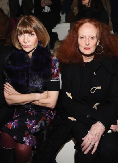 Grace Coddington junto a Anna Wintour en un desfile en 2015.