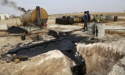 Refinería informal de la localidad de Marchmarin, en la provincia de Idlib, que recibe el crudo de pozos controlados por el ISIS.