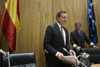 El presidente del Banco Central Europeo (BCE), Mario Draghi, antes de su comparecencia a puerta cerrada con los grupos parlamentarios, hoy en la Cámara Baja, para informar de la actuación de la entidad frente a la crisis.