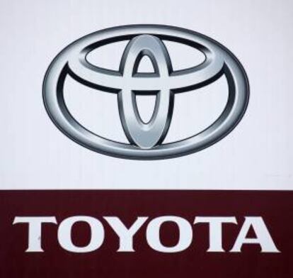 Detalle del logotipo de Toyota en un concesionario en Tokio (Japn).