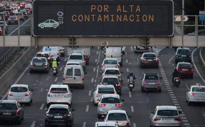 Restricciones en la velocidad en la M-30 por alta contaminación, en una imagen de archivo.