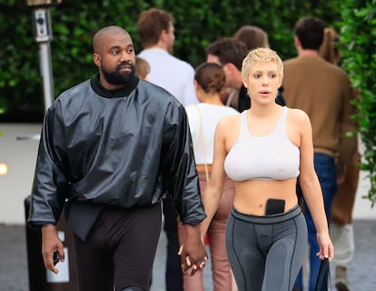 Kanye West y su pareja, la australiana Bianca Censori, por las calles de Los Ángeles el 13 de mayo de 2023. 