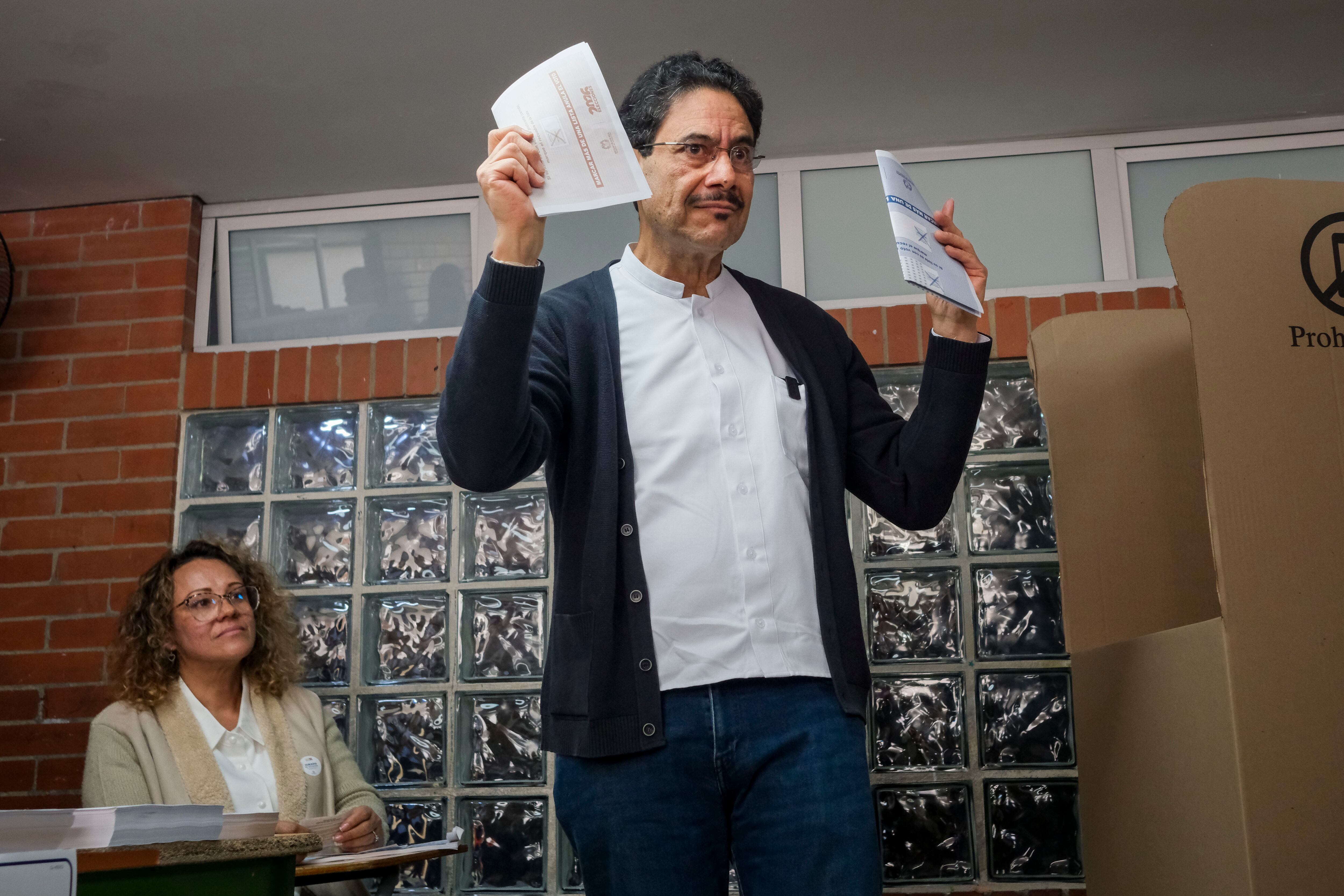 Iván Cepeda en su puesto de votación en el sur de Bogotá, este domingo.