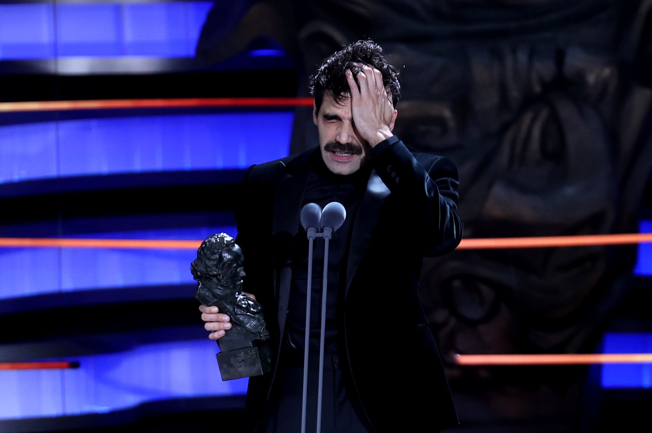 David Verdaguer alza el Goya a mejor actor protagonista por 'Saben aquell'.