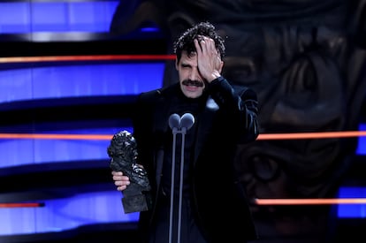 David Verdaguer alza el Goya a mejor actor protagonista por 'Saben aquell'.
