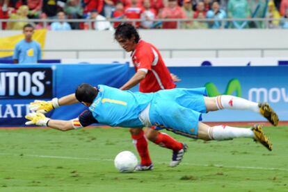 Casillas, frente a Brenes, intenta evitar el primer gol de Costa Rica.