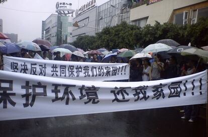 Manifestación contra una fábrica de cobre en Shifang, el lunes. Las pancartas dicen: "¡Proteged el medio ambiente, devolvednos nuestra tierra!" y "Protesta y únete para defender nuestra tierra".