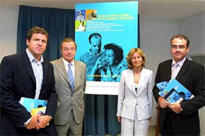 Salgado, junto a Florenci Rey, Mario Picazo y José Antonio Maldonado, en la presentación de la campaña para prevenir los efectos del calor.