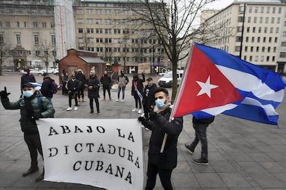 Exilados cubanos na Finlândia protestam contra as violações de direitos humanos na ilha, no domingo diante da embaixada de Cuba em Helsinque.