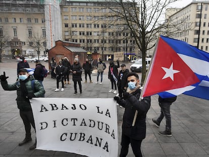 Exilados cubanos na Finlândia protestam contra as violações de direitos humanos na ilha, no domingo diante da embaixada de Cuba em Helsinque.