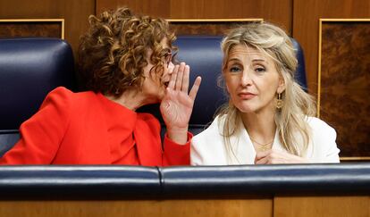 La vicepresidenta primera y ministra de Hacienda, María Jesús Montero junto a la vicepresidenta segunda y ministra de Trabajo, Yolanda Díaz, este miércoles en el Congreso.