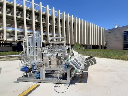 Planta de fotoelectrocatálisis para producción de hidrógeno en el Repsol Technology Lab.