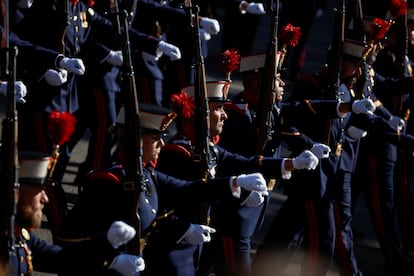 Miembros de la Guardia Real desfilan por el paseo de la Castellana. 