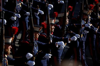 Miembros de la Guardia Real desfilan por el paseo de la Castellana.