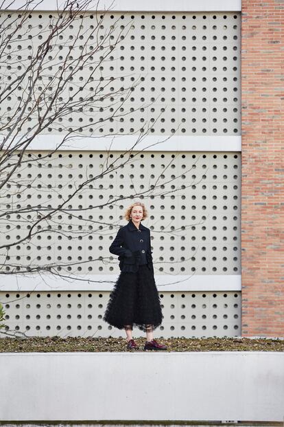 SABINE FINKENAUER. La belleza en la simplicidad. Nacida en Alemania, Finkenauer (Rockenhausen, 1961) se instaló en Barcelona en 1993. Desde entonces, cultiva la pintura y la escultura a través de temas que bucean en el mundo de la infancia, la femineidad y lo doméstico. La artista lleva falda de Dior. La chaqueta y los zapatos son suyos. 