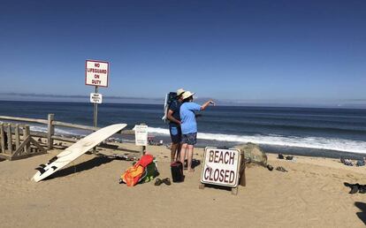 Dos personas en la playa de Newcomb Hollow, que ha sido cerrada tras el ataque.