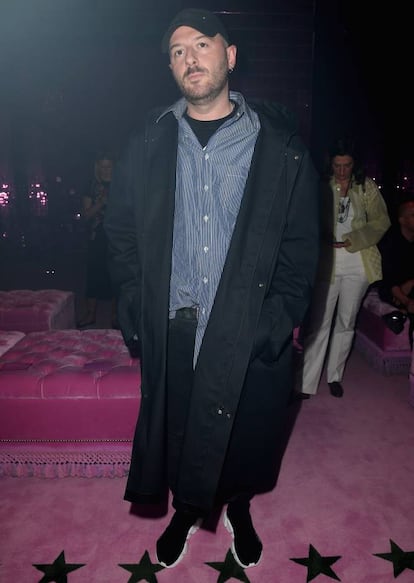 <strong>Quién es.</strong> El diseñador georgiano Demna Gvasalia, 35 años, está al frente de la firma Vetements y desde 2014 es protagonista esencial de la Semana de la Moda de París.
<strong>Por qué nos gusta su estilo.</strong> ¿Vestir como un portero de discoteca? Sí, se puede. ¿Cobrar 700 euros por una sudadera con capucha? También. ¿Revolucionar la moda a base de camisetas con el logo de DHL y mochilas de adolescente? Está visto que sí, a tenor del éxito fulgurante de Demna Gvasalia, fundador de Vetements y director creativo de Balenciaga que, en un gesto de coherencia, viste como debería: con sus propias creaciones. O con prendas de otras marcas que algún día podrían ser suyas.