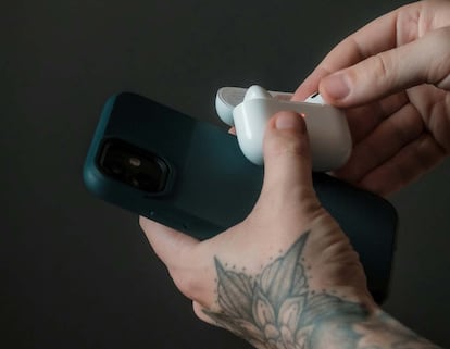 Uso de la funda de los AirPods de Apple