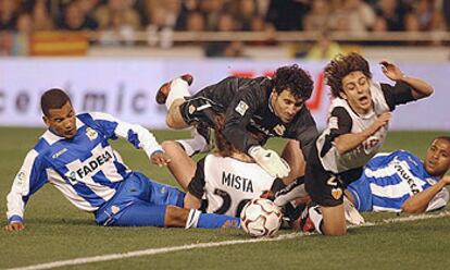 Mauro Silva, Molina, Mista, Aimar y Andrade, en la jugada del segundo penalti favorable al Valencia.