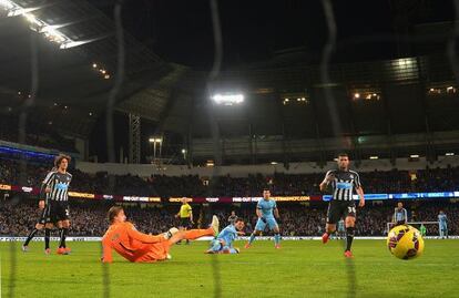 Silva marca el cuarto gol del Manchester City al Newcastle ayer.