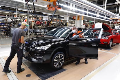 Dos trabajadores en la línea de producción del Seat León en la fábrica de Martorell, en Barcelona, en abril.