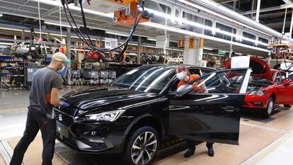 Dos trabajadores en la línea de producción del Seat León en la fábrica de Martorell (Barcelona).