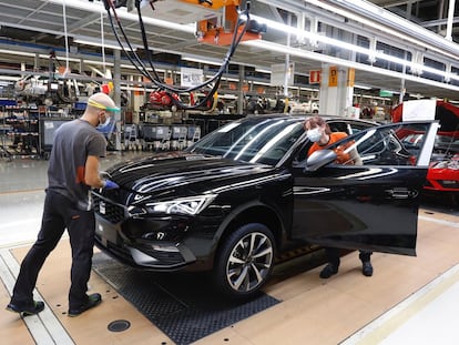 Dos trabajadores en la línea de producción del Seat León en la fábrica de Martorell (Barcelona).