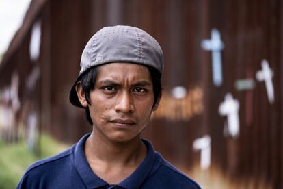 José es un joven que salió de un hogar en Guatemala con el equivalente a 10 euros. Tenía la esperanza de poder ayudar a su hermano a conseguir un audífono. En Chiapas se subió al tren de 'La Bestia'(retratado en la foto anterior). Se llegó a pasar dos días enteros sin bajarse de la cubierta del tren. En el trayecto le robaron todo lo que llevaba. Fotografía tomada en Nogales (México), el 1 de septiembre de 2018.