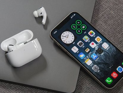 Esta nueva patente de Apple deja entrever que los próximos iPhone podrían cargar los AirPods