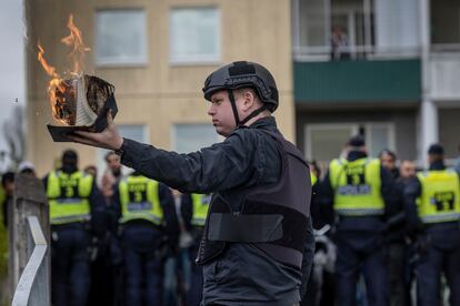 Rasmus Paludan quemando un Corán durante un mitin de su partido de extrema derecha en Husby, el 14 de mayo de 2022. 