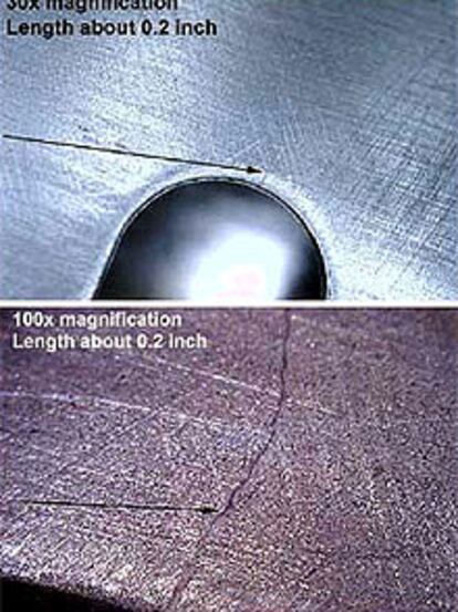 Una de las grietas en los sistemas de propulsión, aumentada 30 veces en la foto superior y 100 en la inferior.