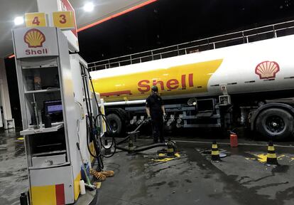 Un camión cisterna llena los tanques de una gasolinera de Shell en Sao Paulo (Brasil).