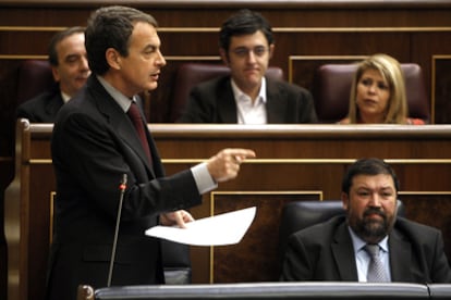 El presidente del Gobierno, José Luis Rodríguez Zapatero, durante una intervención en la sesión de control.