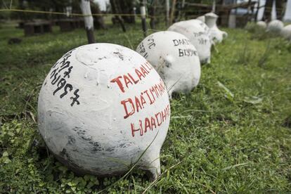 Vasijas con las necesidades en materia de seguridad y salud escritos en ellas descansan en el suelo cerca del puesto de salud en Germama.