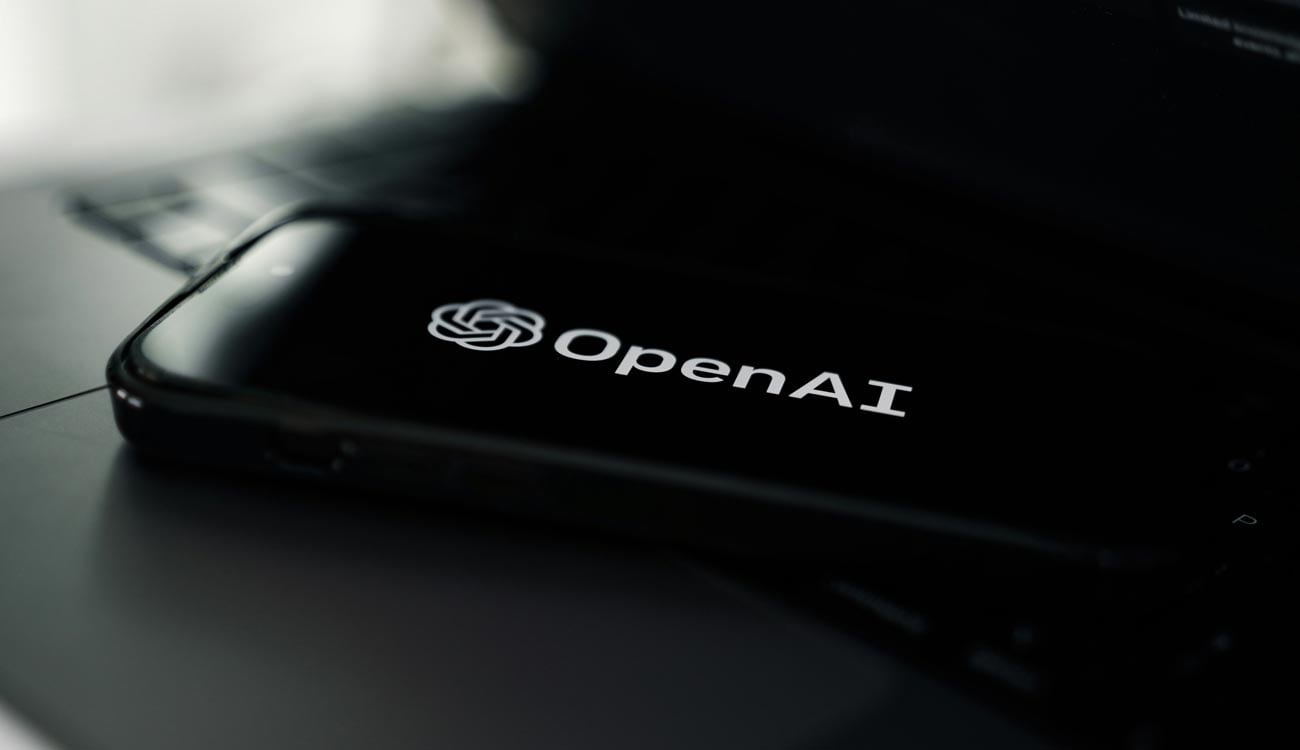 Logo de OpenAI en la pantalla de un móvil