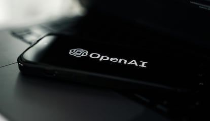 Móvil con el logotipo de OpenAI en la pantalla