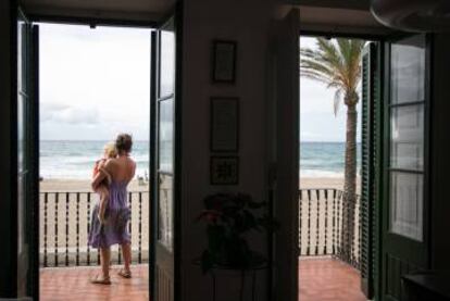 A Sant Salvador l'arena "hi és fina, l'onada rient la pren per joguina", que escriví Apel·les Mestres.