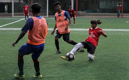 Atisha Saini juega como delantera y sueña con ser futbolista profesional. El próximo octubre viajará con otras 13 niñas para competir con otras futbolistas en Reino Unido. El torneo culminará con una visita guiada a Old Trafford (estadio del Manchester United), de manos del propio Juan Mata.