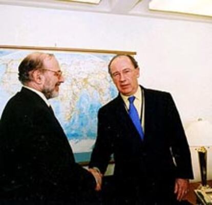 El vicepresidente español Rodrigo Rato (derecha) y el presidente del Banco Central de Argentina, Mario Blejer.