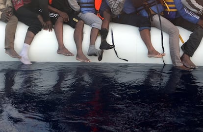 Una balsa de plástico abarrotada de migrantes que iba a la deriva es rescatada por la ONG Proactiva Open Arms, en el centro del Mar Mediterráneo, el 1 de abril.