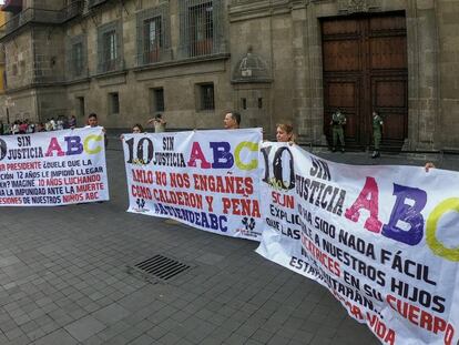 Familiares de la víctimas de la Guardería ABC durante una protesta ante Palacio Nacional.